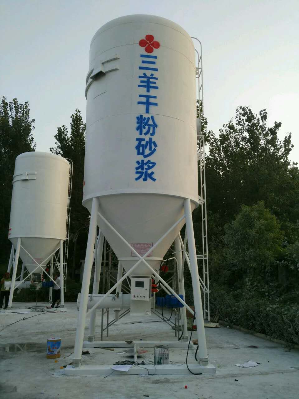 連續(xù)式干混砂漿攪拌機(jī)及儲(chǔ)料罐